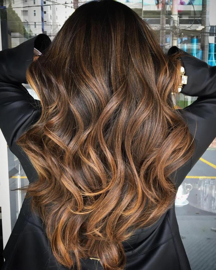 Técnica de balayage em cabelo castanho